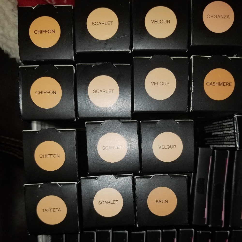 Younique liquid foundation- chiffon